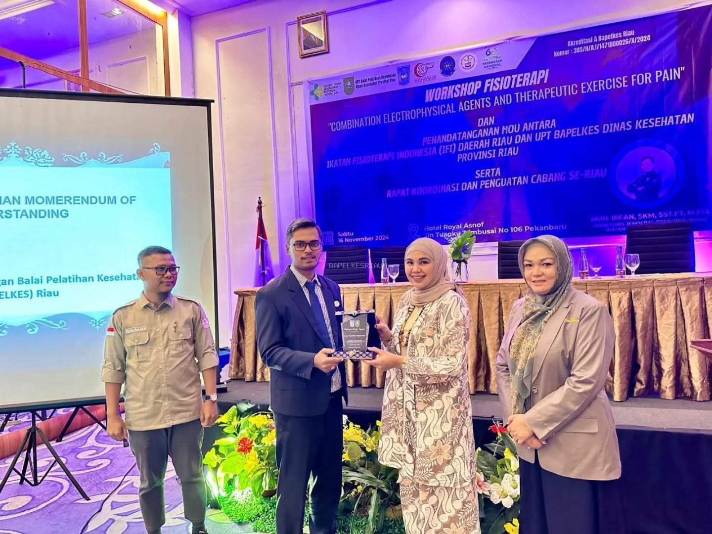 Penyerahan Plakat MOU Kerjasama Pelatihan Kepada UPT Bapelkes Dinkes Provinsi Riau